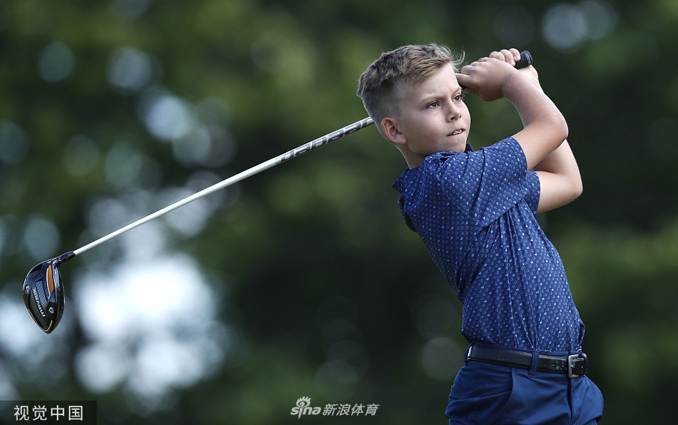 索伦斯坦的儿子维尔手持推杆，在母亲身旁模仿着推击动作，眼神专注，高尔夫运动的种子已在幼小心灵中萌芽。