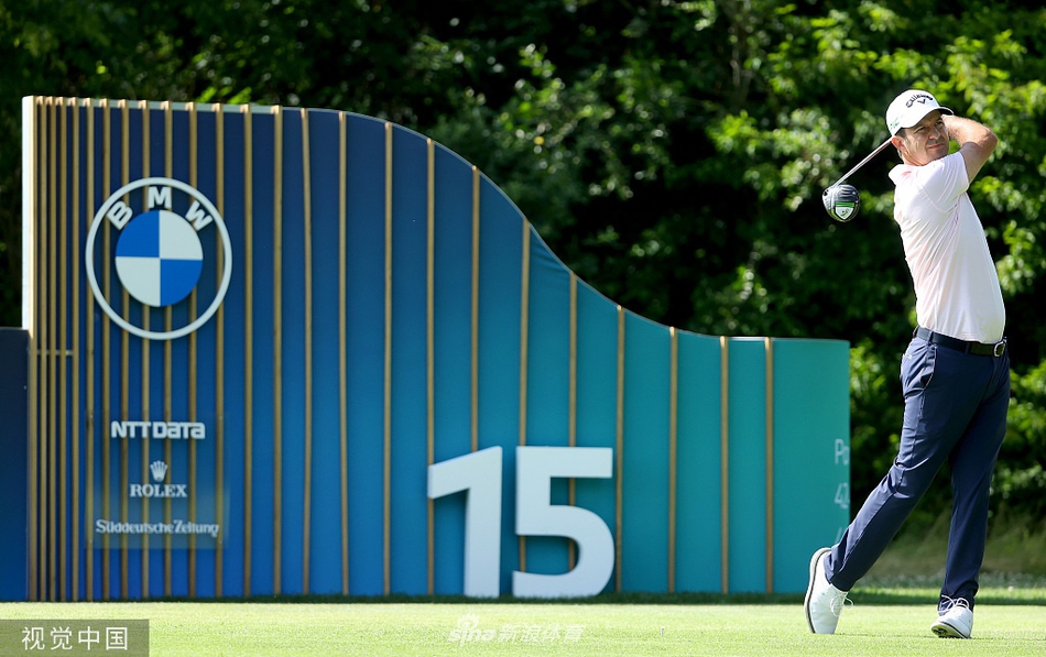 霍夫兰与球童在决赛轮关键洞密切商讨策略,两人低头注视码数本神情专注严肃