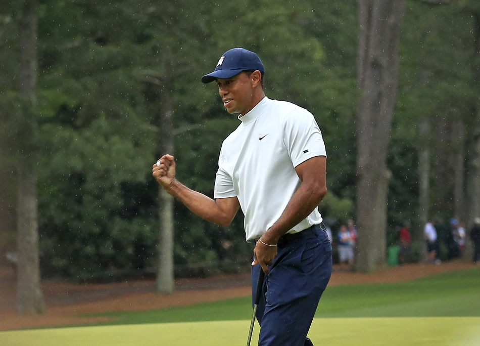 奥古斯塔的阳光下，李昊桐神情专注，凝神审视前方的球道与果岭，准备挥出关键一击。