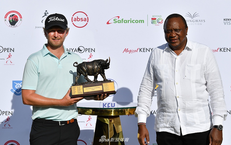 贾斯汀·哈丁在凯伦乡村俱乐部第九洞果岭旁，凝神准备关键推杆，背景是经典的非洲伞树。