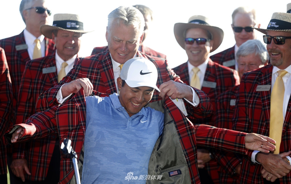 潘政琮深情亲吻冠军奖杯，这个瞬间凝聚了二十多年奋斗的全部重量