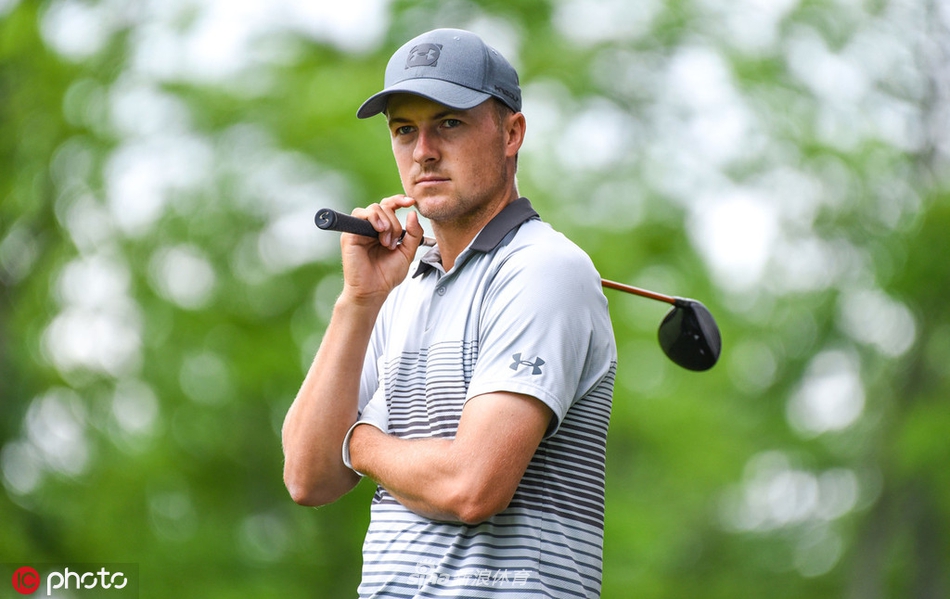 乔丹斯皮思在球道上挥杆瞬间,身体扭转充满力量,眼神锐利地望向小球飞出的方向。