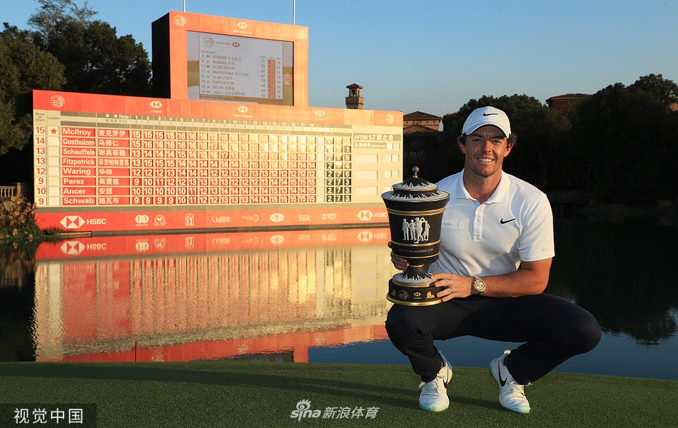 麦克罗伊在第十八洞果岭沉稳推杆,专注的眼神锁定冠军奖杯