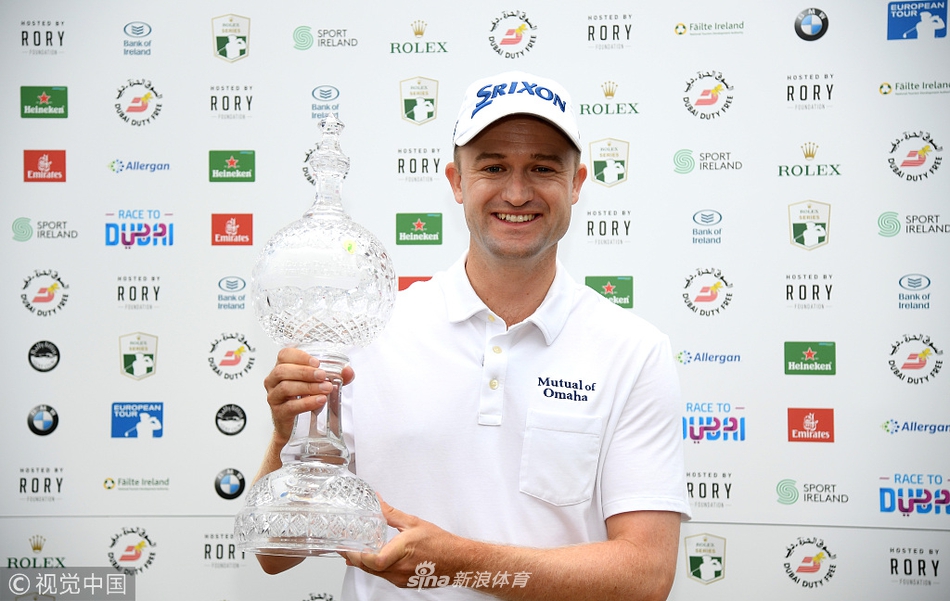 诺克斯在延长赛中屏息凝神,面对决定命运的40英尺小鸟推,全场寂静无声。