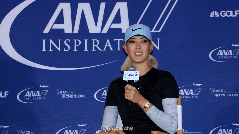 平昌冬奥会冰球金牌得主与高尔夫球星同台，手持球杆做出友好竞技的姿态，象征着冬季与夏季运动的奇妙交融。