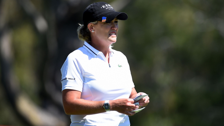 韩国球员朴城炫在果岭上仔细研判推杆线路，神情专注