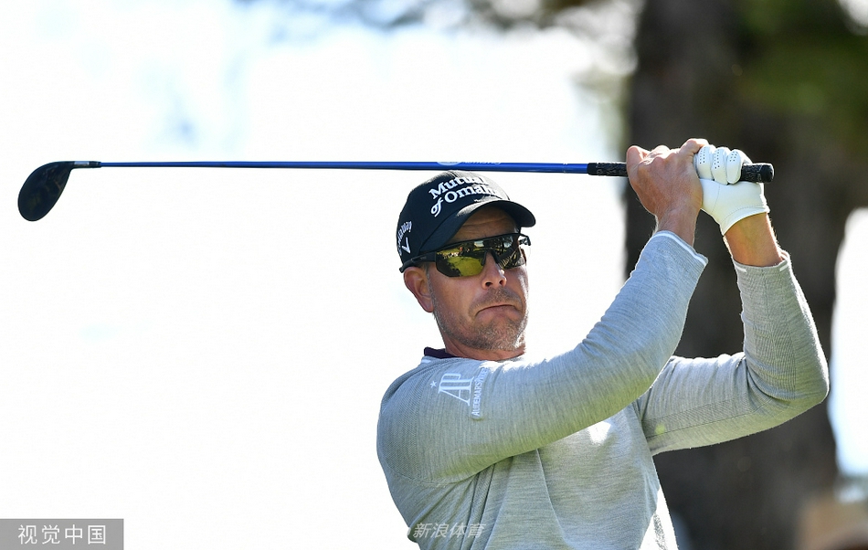 夺冠后,海格激动地高举冠军奖杯,阳光与笑容照亮了他年轻的脸庞。