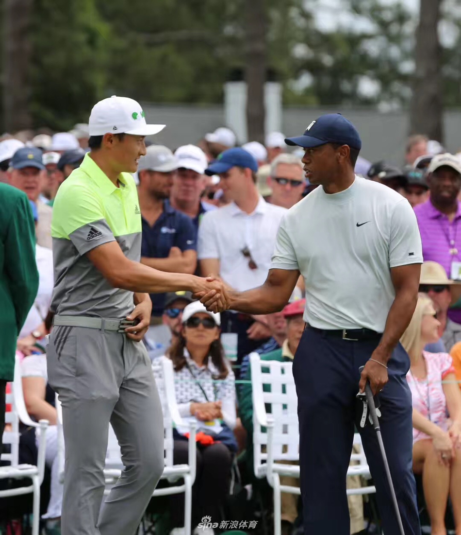 李昊桐在赛后露出微笑，与团队击掌致意，阳光映衬着他年轻而充满朝气的面庞。