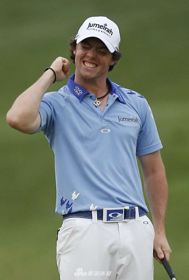 伍兹在果岭边半蹲，眉头微蹙地观察推杆线路，每一寸草皮的起伏都关乎胜负。