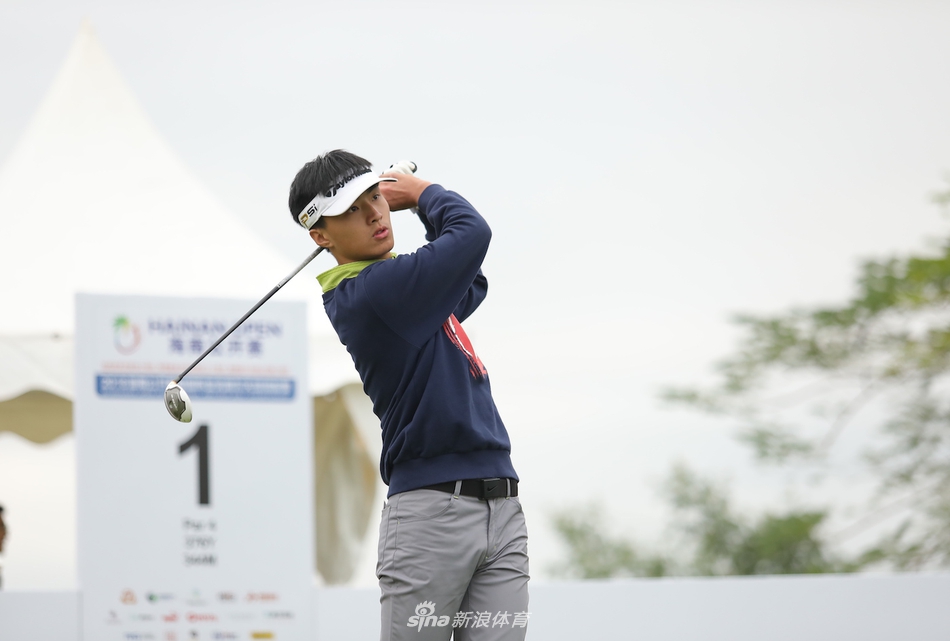 选手弯腰仔细观察果岭线路，手指轻触草皮感受坡度，专注神情如雕刻般深刻