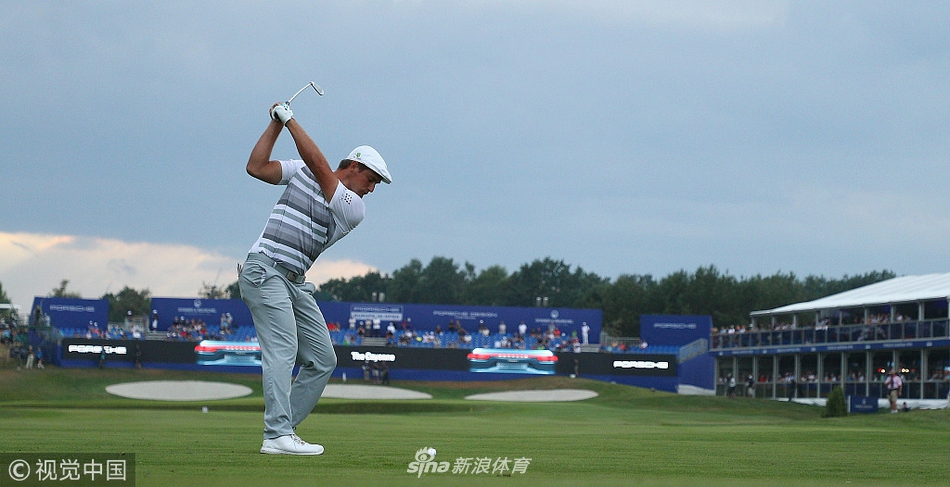 欧洲公开赛第三轮战罢，夕阳下的球场景色壮丽，领先榜成绩紧绷，预示着决赛轮将有一场精彩的冠军争夺战。