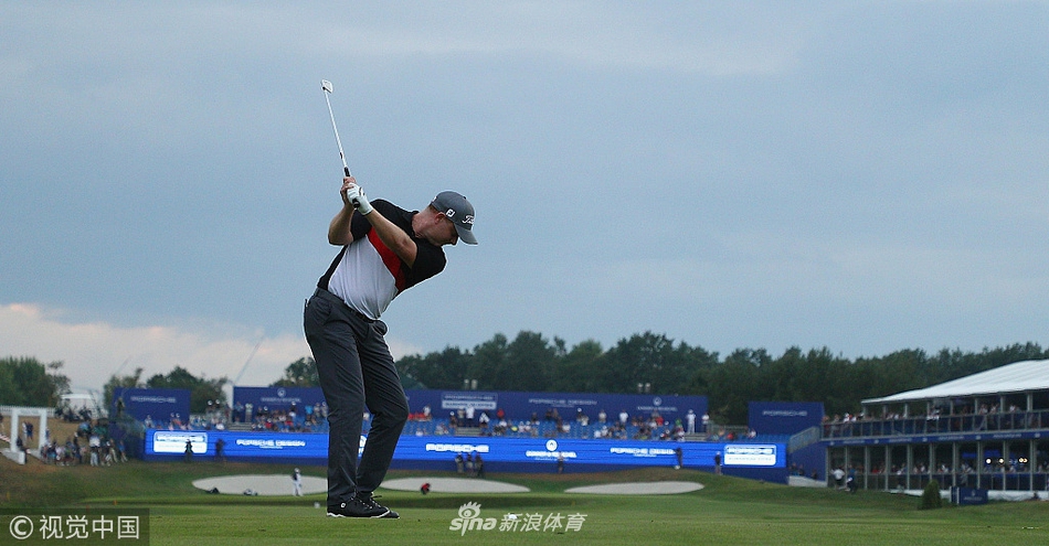 帕特里克·瑞德在球道上完成一记果断的挥杆，上杆动作幅度充分，身体重心转移流畅，充满力量感。