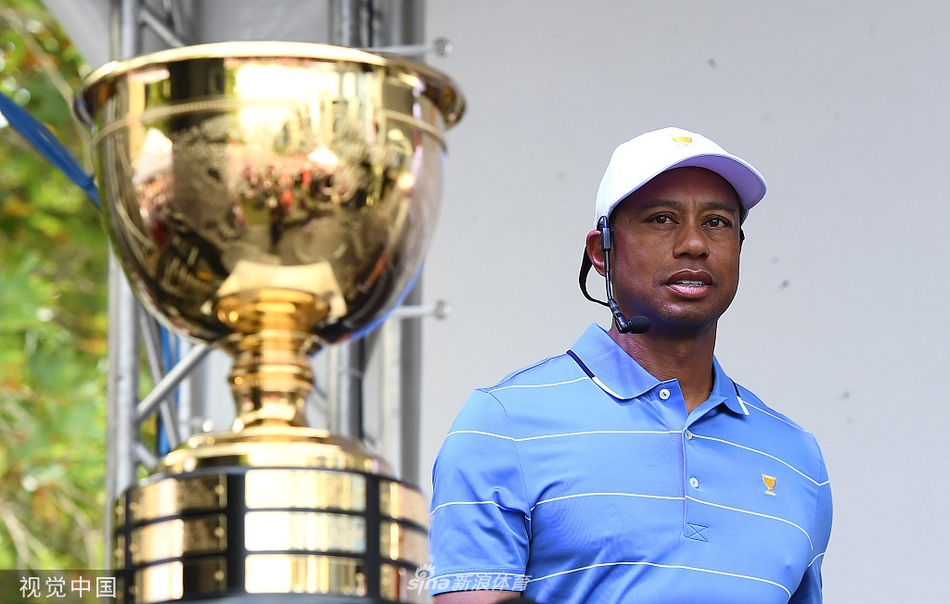 伍兹队长与队员托马斯开怀大笑的瞬间,展现了美国队内部轻松愉快的氛围,紧张的赛前时刻亦难掩师徒兼战友之间的真挚情谊。