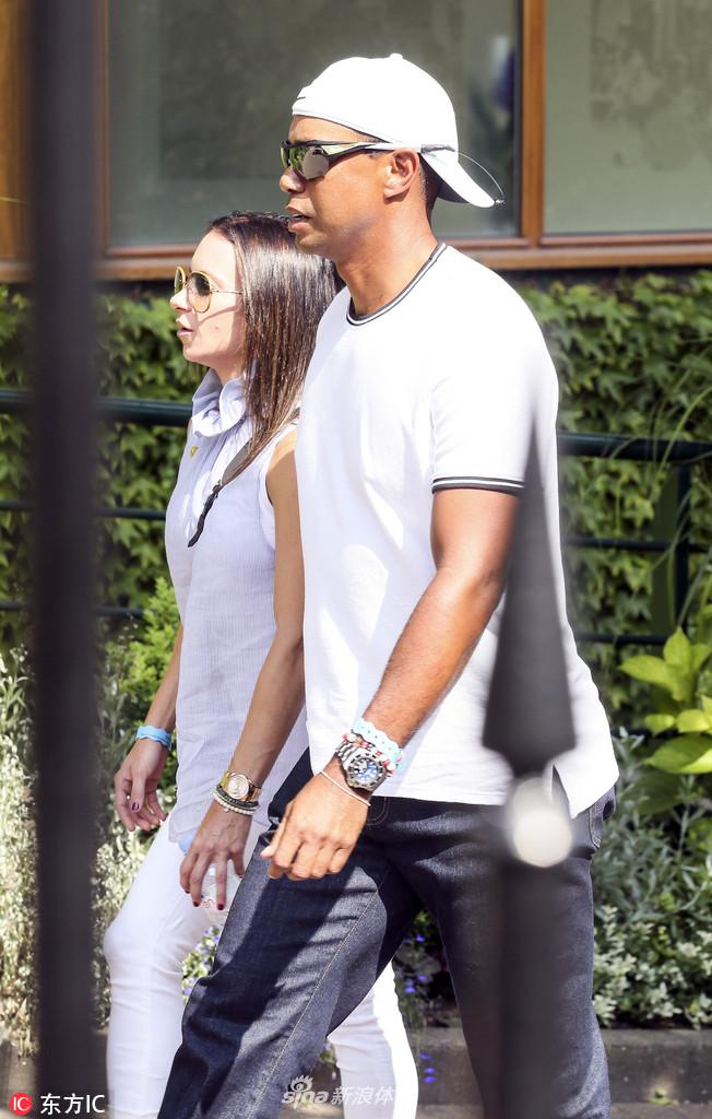 获胜后,伍兹与艾丽卡在奖杯旁甜蜜相视而笑,眼中充满 shared 的喜悦与自豪。