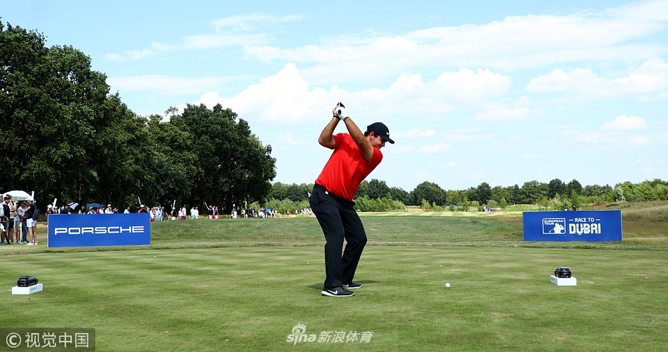 布赖森·德尚博的强力上杆瞬间，身体肌肉紧绷，充分蓄力，展现了其闻名高坛的‘科学家’式暴力挥杆。