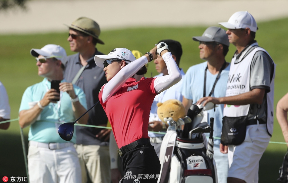 畑冈奈纱在沙坑中救球，沙粒飞扬的瞬间展现了她精湛的短杆技术