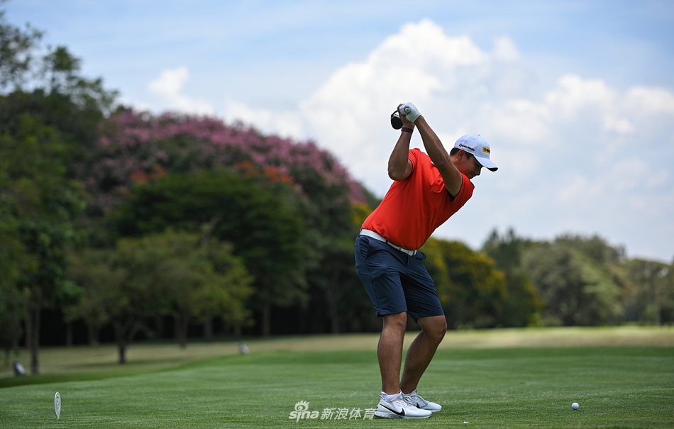 南非实力派球员乔治·坎瑟亚在凯伦球场宽阔的球道上进行全力开球练习，动作流畅有力。