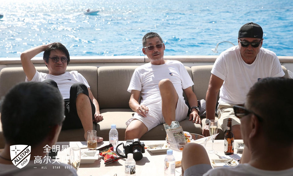 绿茵果岭上,球手正在专注推杆,远处是茂密的热带树林与宁静水面