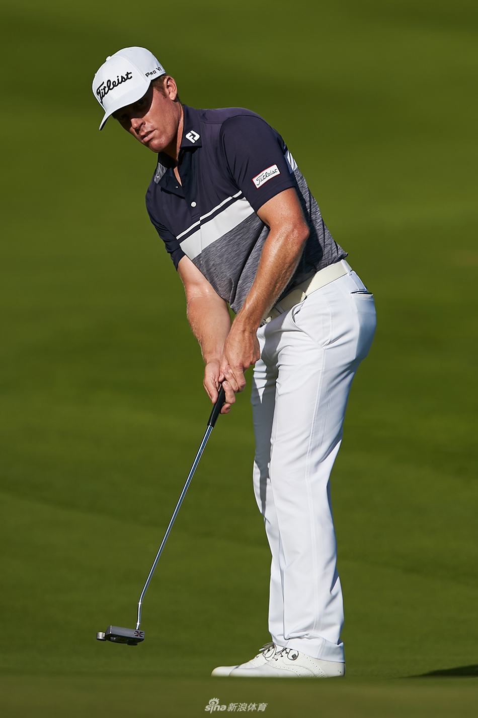 厄尼·埃尔斯在斐济国际赛的果岭上仔细阅读推杆线路，神情专注，彰显了这位高尔夫殿堂级人物对胜利永不褪色的渴望。