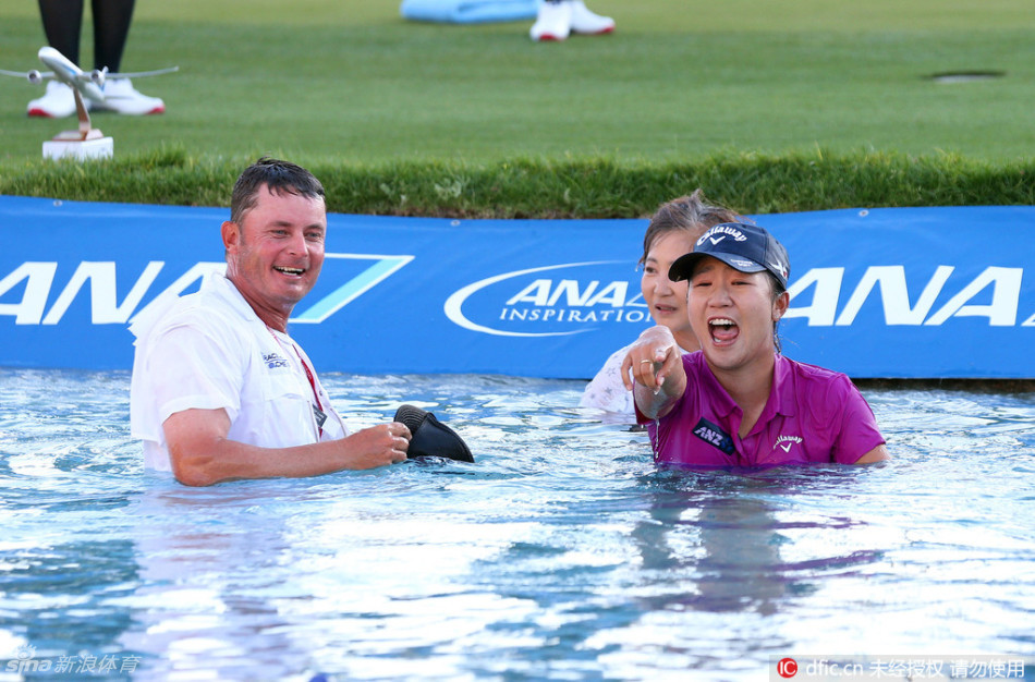 高宝璟被团队成员簇拥着，正准备跳入池塘，瞬间定格在腾空而起、裙角飞扬的动感画面，充满了青春的活力与不羁。