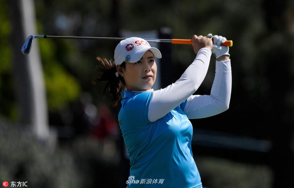 泰国选手莫莉娅在关键推杆前沉着观察果岭线路，她的冷静是领先的秘诀。