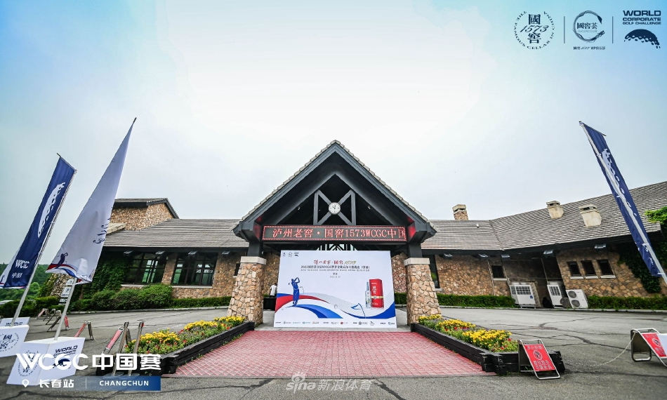 赛事总监正将年度总决赛晋级证书庄重地递交给获奖球员，两人微笑握手，周围其他获奖者鼓掌祝贺，共享荣耀时刻