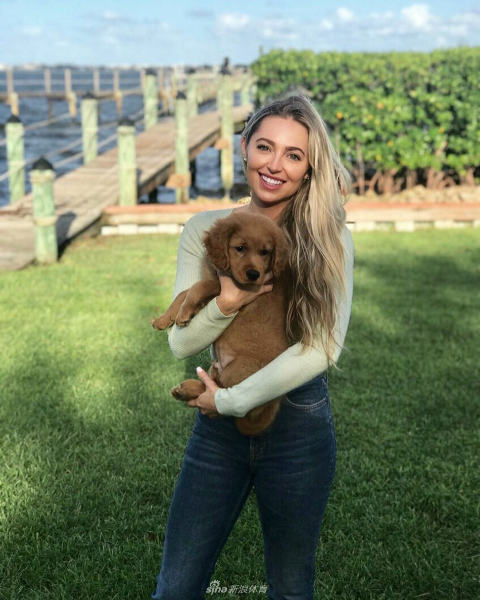 比赛中的坎特利在球道上冷静分析击球线路，展现出标志性的沉稳与精准。