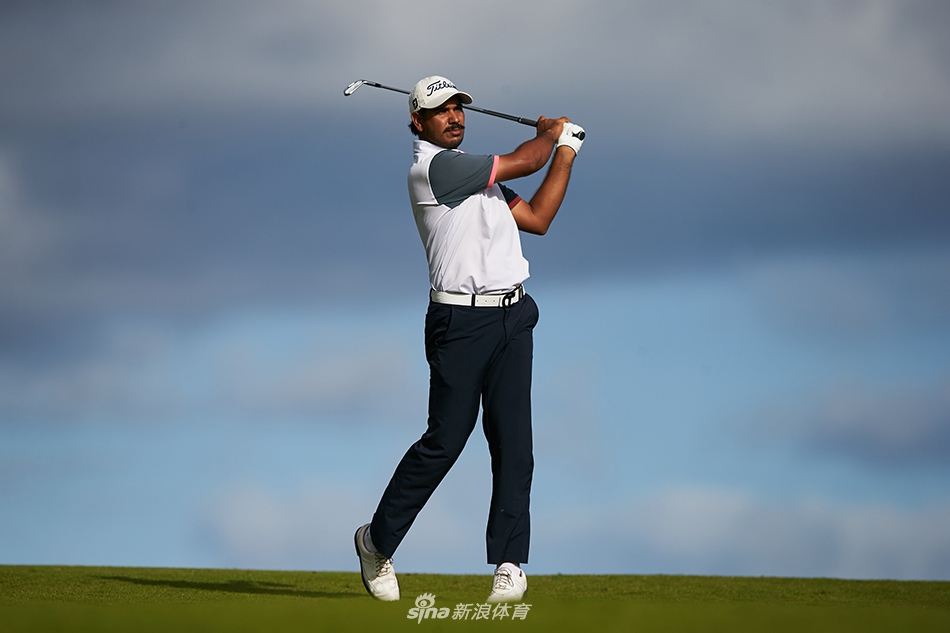 印度领先者刚杰·布拉在斐济国际赛第三轮长草中冷静观察球位，准备下一杆的救球，展现出出色的球场策略与沉稳心态。