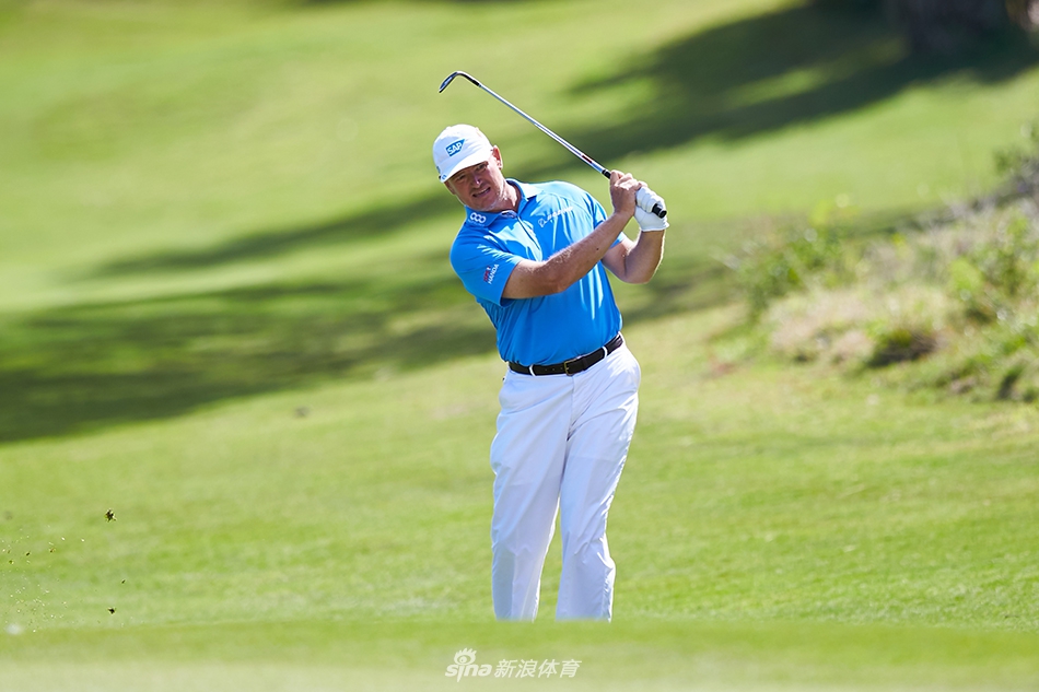 南非高尔夫传奇厄尼·埃尔斯在斐济国际赛第三轮中沉稳挥杆，目光锐利地注视着球的飞行轨迹，尽显四届大满贯得主的冠军风范。