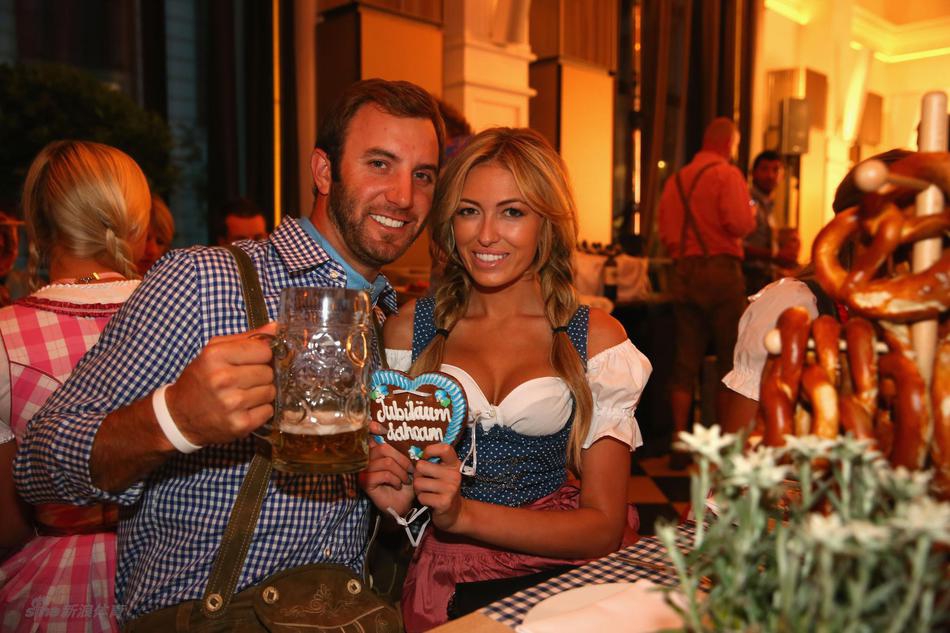 宝琳娜在球场边观看达斯汀比赛，作为冰球传奇之女，她一直是体育赛事的常客。