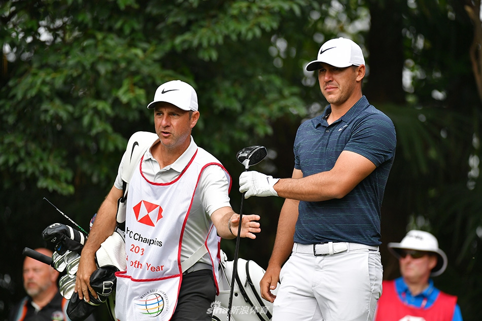 美国选手帕特里克·瑞德在长草中艰难处理球,表情专注,挑战着佘山球场的难度。