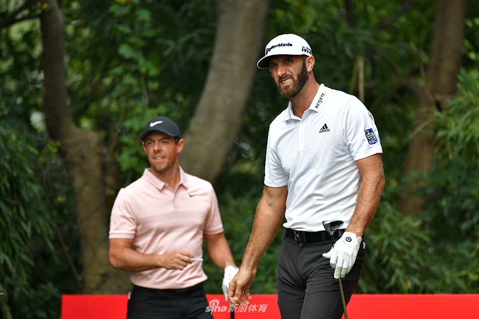 老将梁文冲在风中观察球路,经验丰富的他正在为关键一击做周密计算。