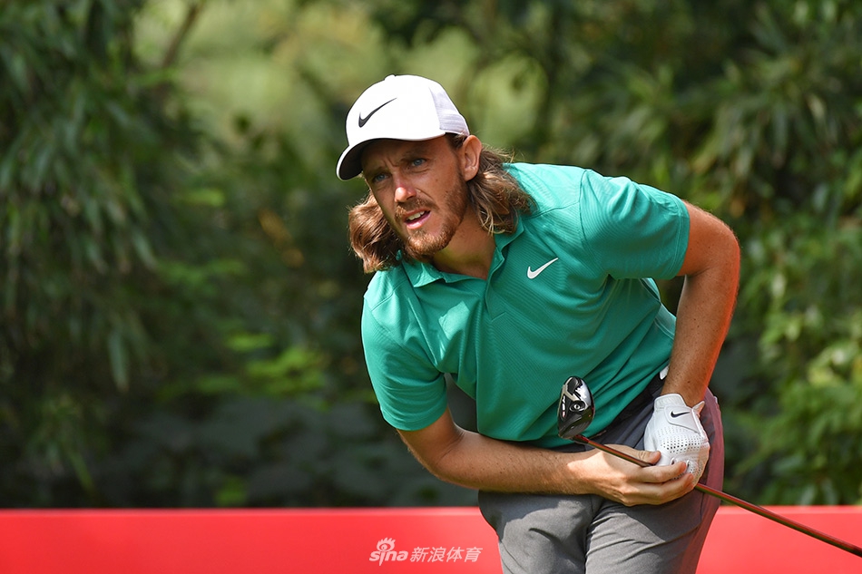 赛事观众聚集在湖畔观赛区,背景是佘山标志性的景观,共同欣赏这场顶级高尔夫盛宴。