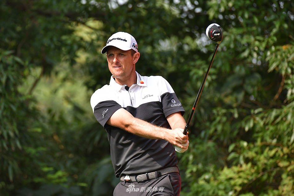 中国球员李昊桐在球场沙坑中全力救球,沙砾飞扬,动作充满力量感。