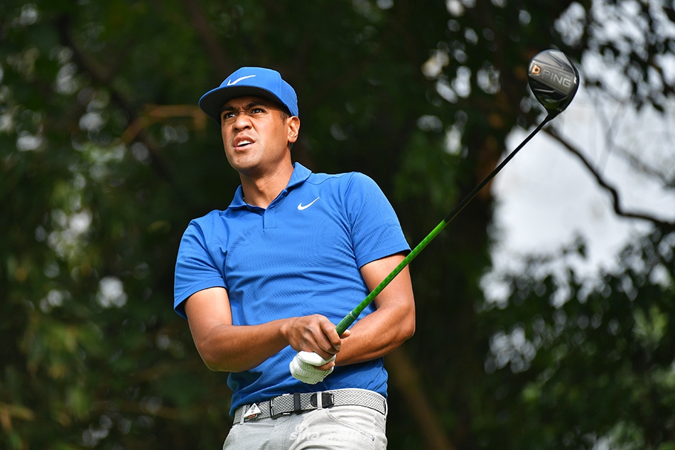 托尼·弗诺在强风中稳健挥杆,眼神专注地望向远方的果岭,领先者气度尽显。