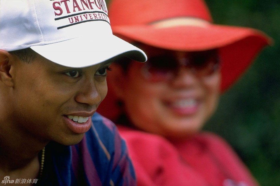 一张珍贵的家庭合影，伍兹与父母在一起，画面温馨，定格了家族支持系统最核心的力量。