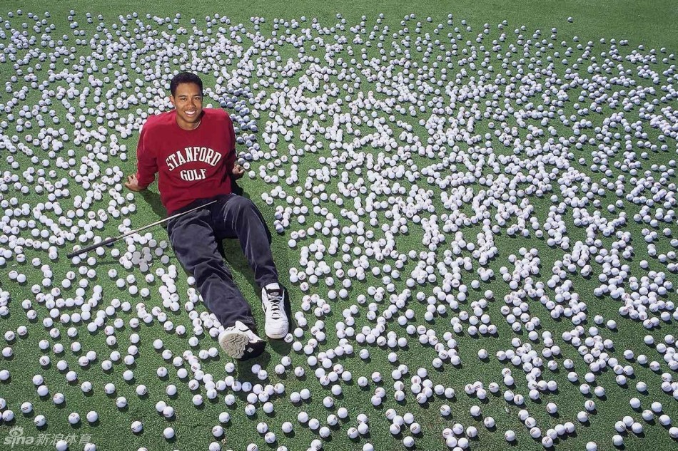 1995年雷鸟大学生邀请赛上，伍兹全神贯注地观察果岭推杆线路，展现了他早期已具备的职业球员专注度。