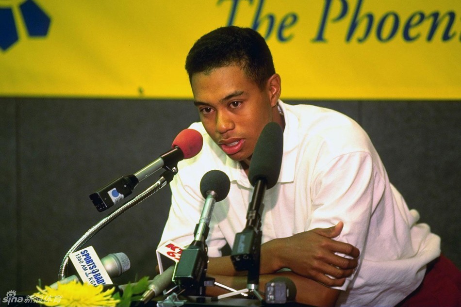 1991年，少年伍兹与父亲在赛场边专注交流，父亲的早期启蒙为他奠定了坚实的技艺基础。