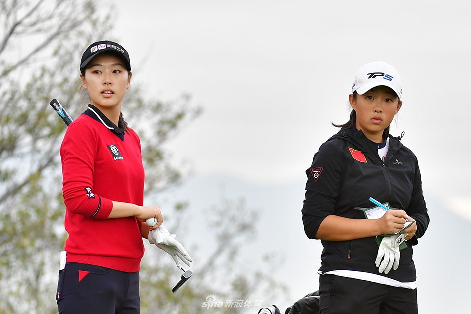 杜墨含在练习场完美挥杆的连贯动作，身姿挺拔如松，杆头划出优美轨迹