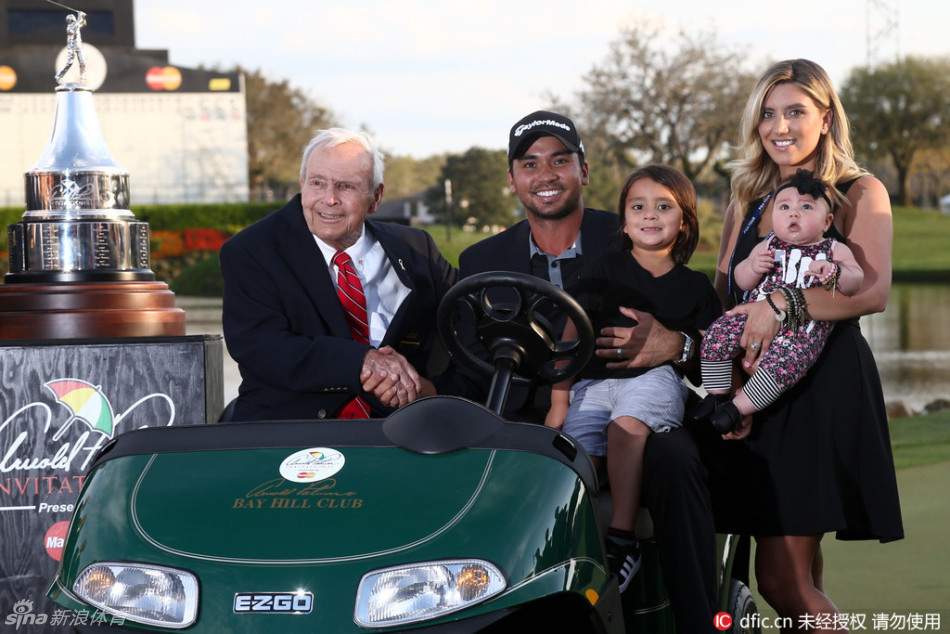选手在沙坑中救球,沙粒如瀑般扬起,展现绝境中精湛的短杆技术