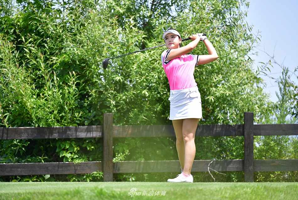 赛场之上，张哈娜正凝神进行一记精准的切杆，小白球划出完美弧线