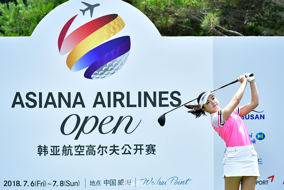 球员张捷娜琳奋力开球，身姿舒展有力，小白球如箭般射向蓝天