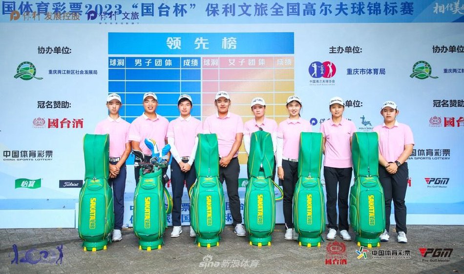 球员代表在开幕仪式上庄严宣誓，神情专注，展现了新一代高尔夫球员的诚信风貌与竞技精神