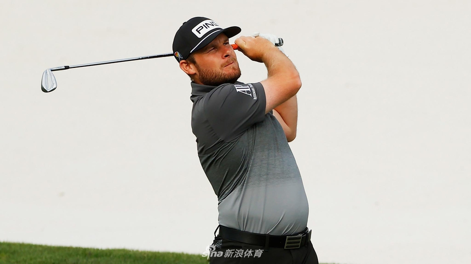 湾丘俱乐部全景,经典的红色旗子在佛罗里达的阳光下格外醒目,球场暗藏杀机。