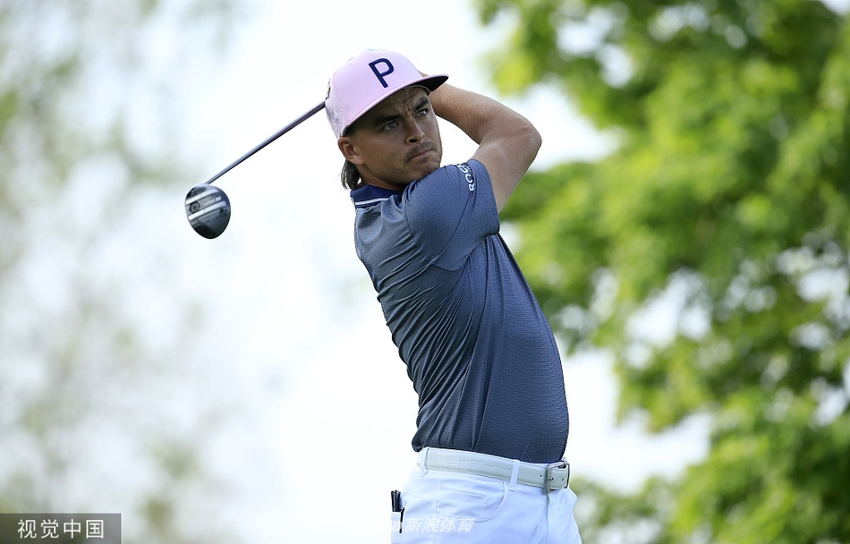 贾斯汀·托马斯全神贯注完成一次漂亮的铁杆击球，身体姿态保持完美，小球直指旗杆