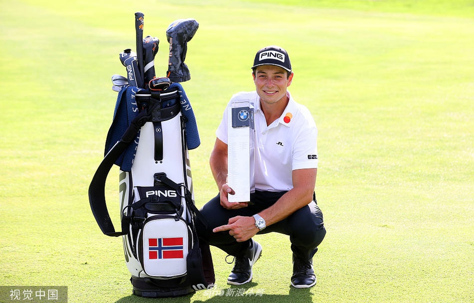 霍夫兰在第十八洞果岭推入致胜一推后振臂高呼,阳光下他的笑容灿烂如冠军奖杯般闪耀