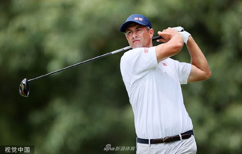 扎拉托尔斯向热情的观众挥手致意，看台上座无虚席，绿茵、蓝天与欢呼的人群共同构成了高尔夫赛事最经典的场景。