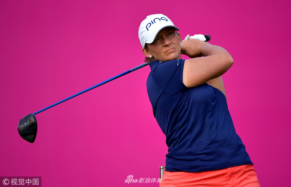 斯坦福德手捧奖杯与赛事吉祥物开心互动,周围的工作人员与观众纷纷用掌声分享她的快乐