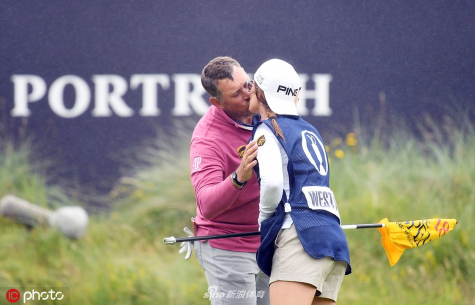 帕特里克·瑞德在长草区弯着腰，如同侦探般仔细搜寻小球的踪迹，展现了林克斯高尔夫对耐心与细致的极致考验。