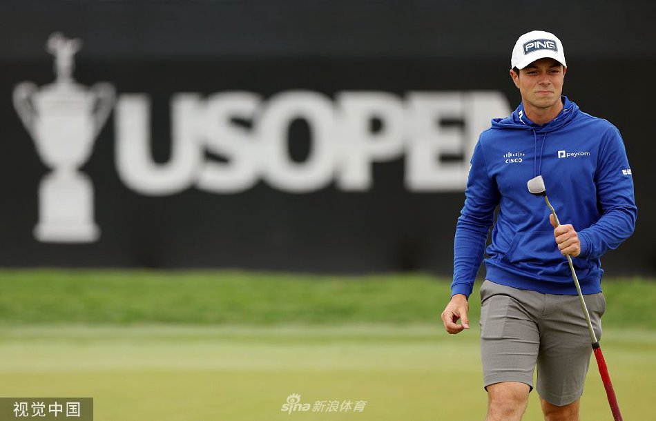 练习轮中,球员与球童认真研究洛杉矶乡村俱乐部复杂果岭上的推杆线路,表情专注。